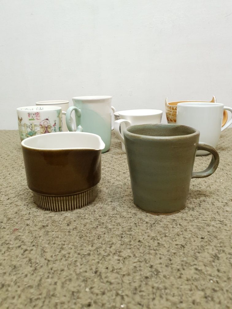 Zestaw ceramicznych porcelanowych kubków naczyń