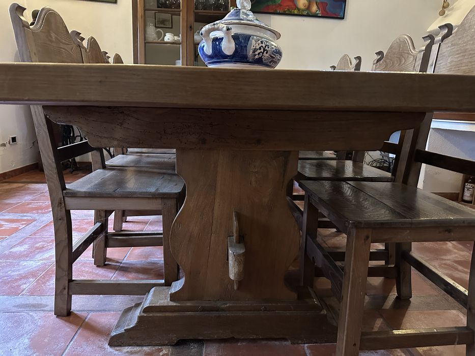 Mesa grande de sala com cadeiras