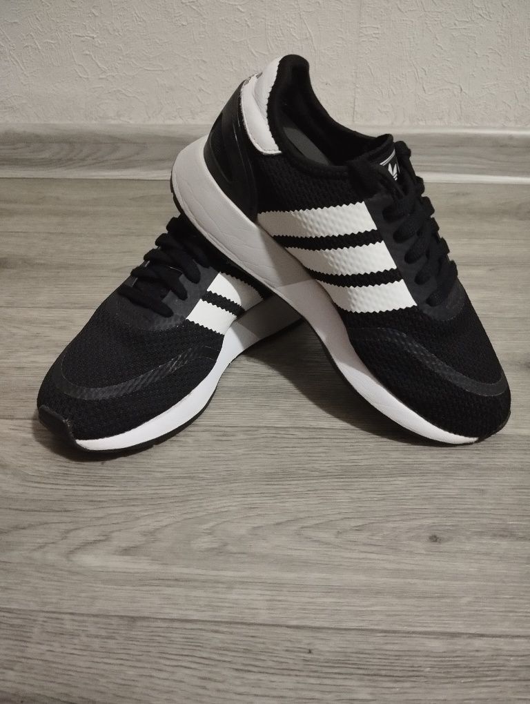 Женские кроссовки Adidas Iniki