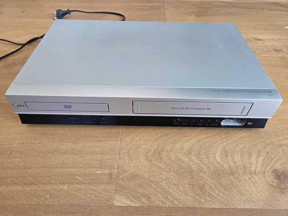 Odtwarzacz DVD i VHS marki LG V280
