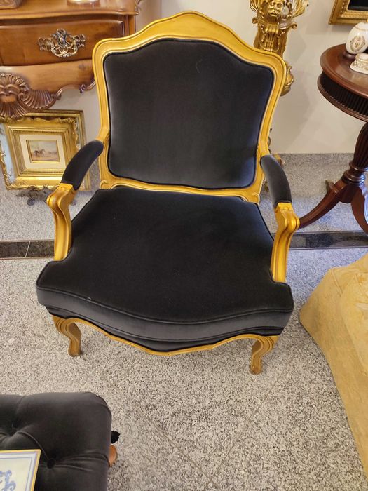 Cadeirão bergere veludo preto madeira dourada - Luxo