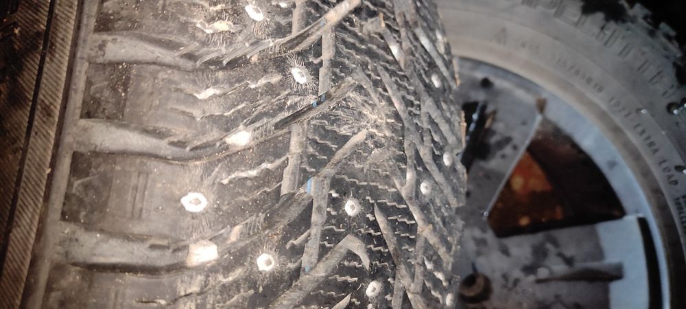 215/65/16 дві шт. Pirelli , дві шт. Nokian зимова резина + диски Kia