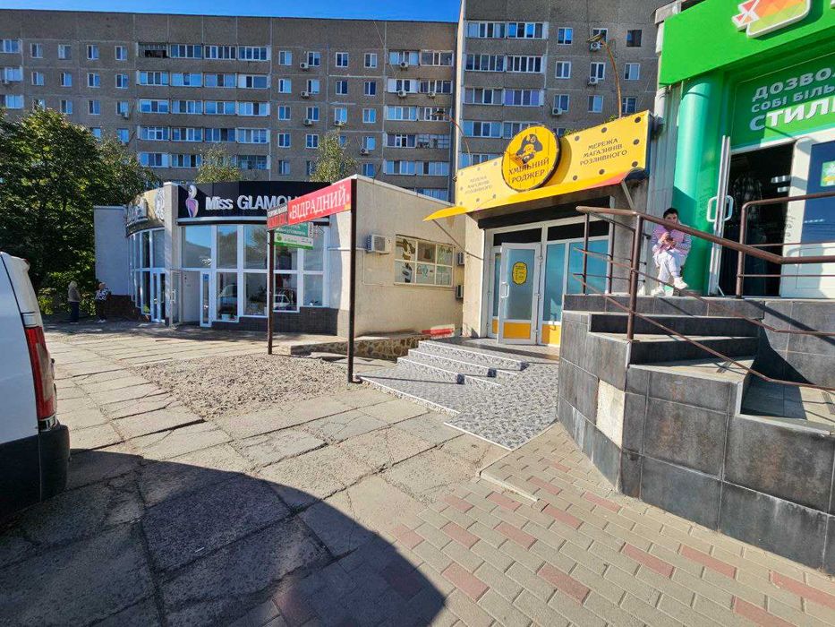 Южноукраїнськ  пр.Незалежності  93 кв.м. фасад прохідняк біля Аврори