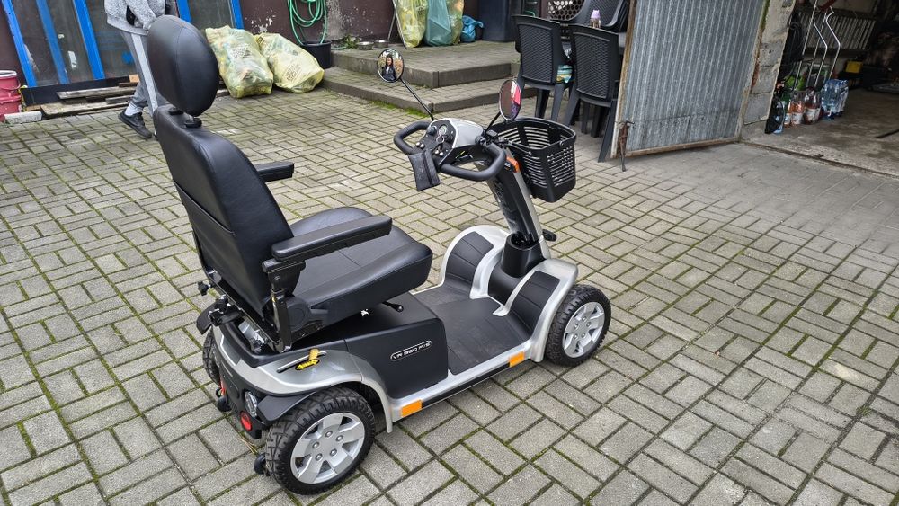 Skuter czterokołowy elektryczny inwalidzki.