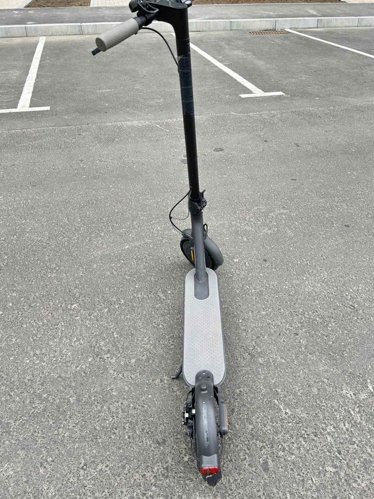 Продається електросамокат Xiaomi Mi Electric Scooter Essential