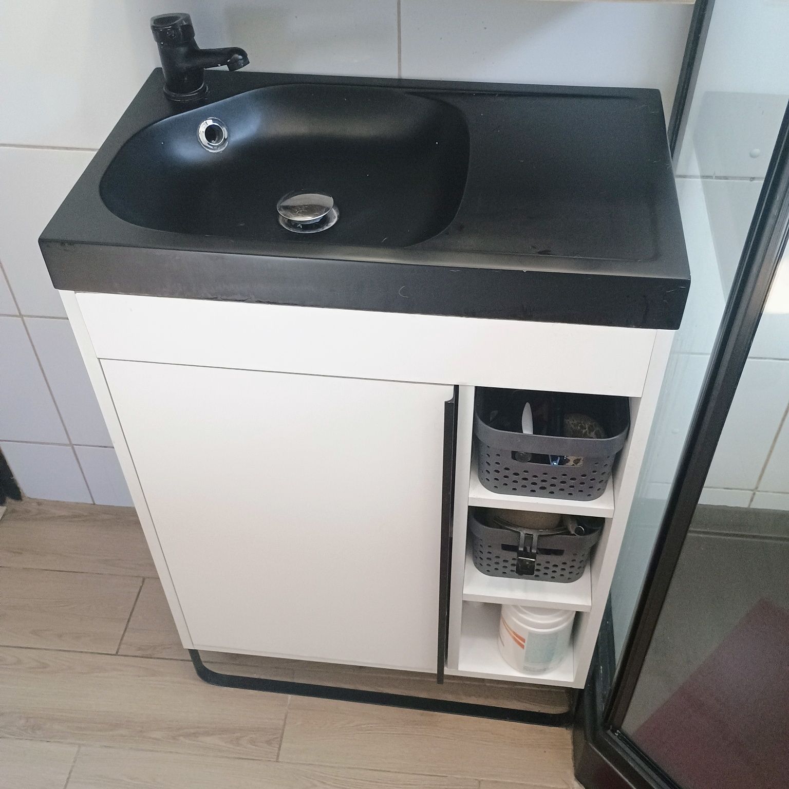 Umywalka z baterią