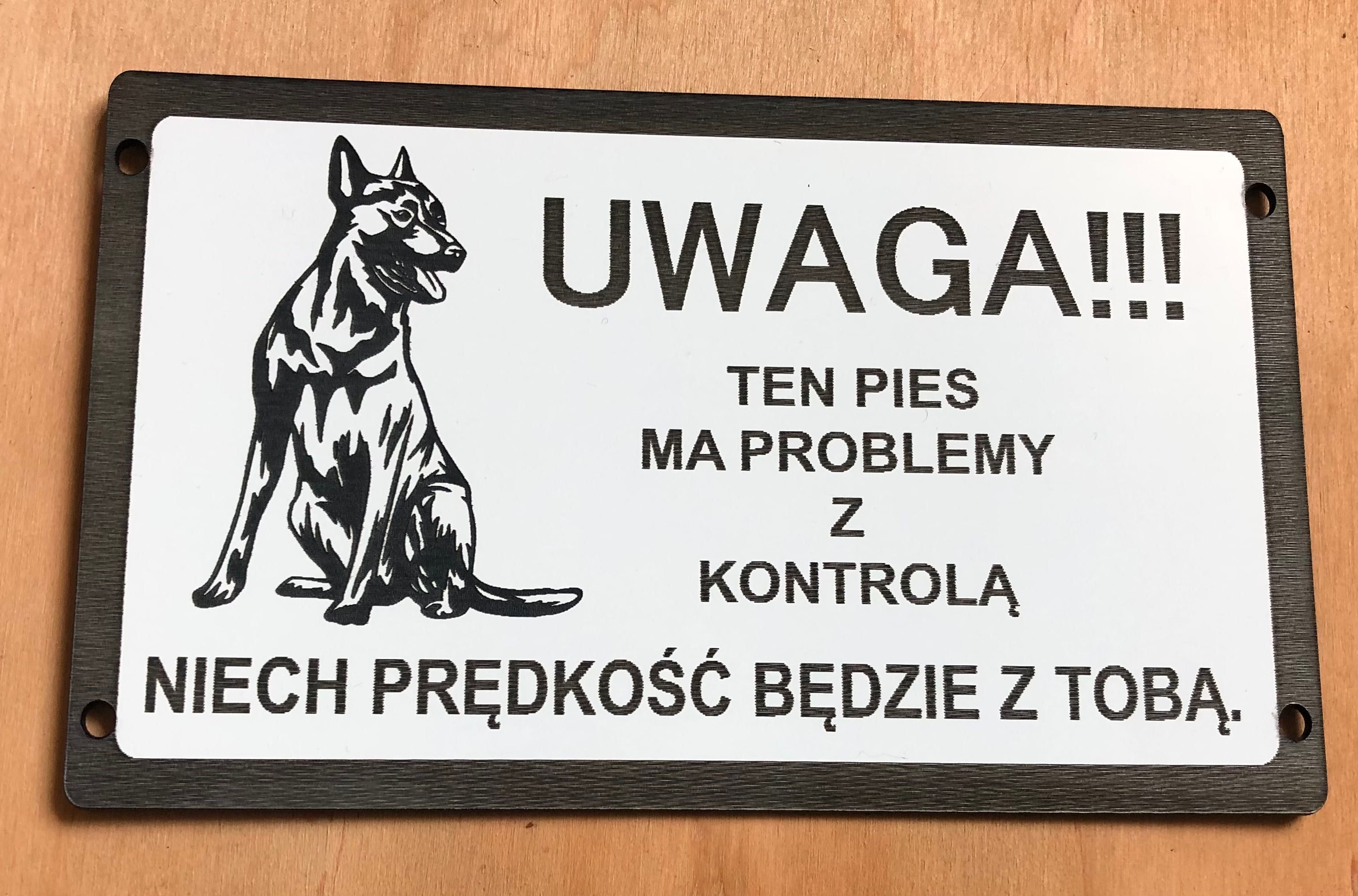 Uwaga pies, tabliczki z adresem