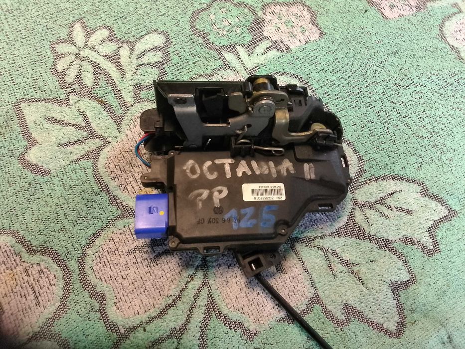 SKODA OCTAVIA 2 zamek drzwi prawy przód 3D2.837016