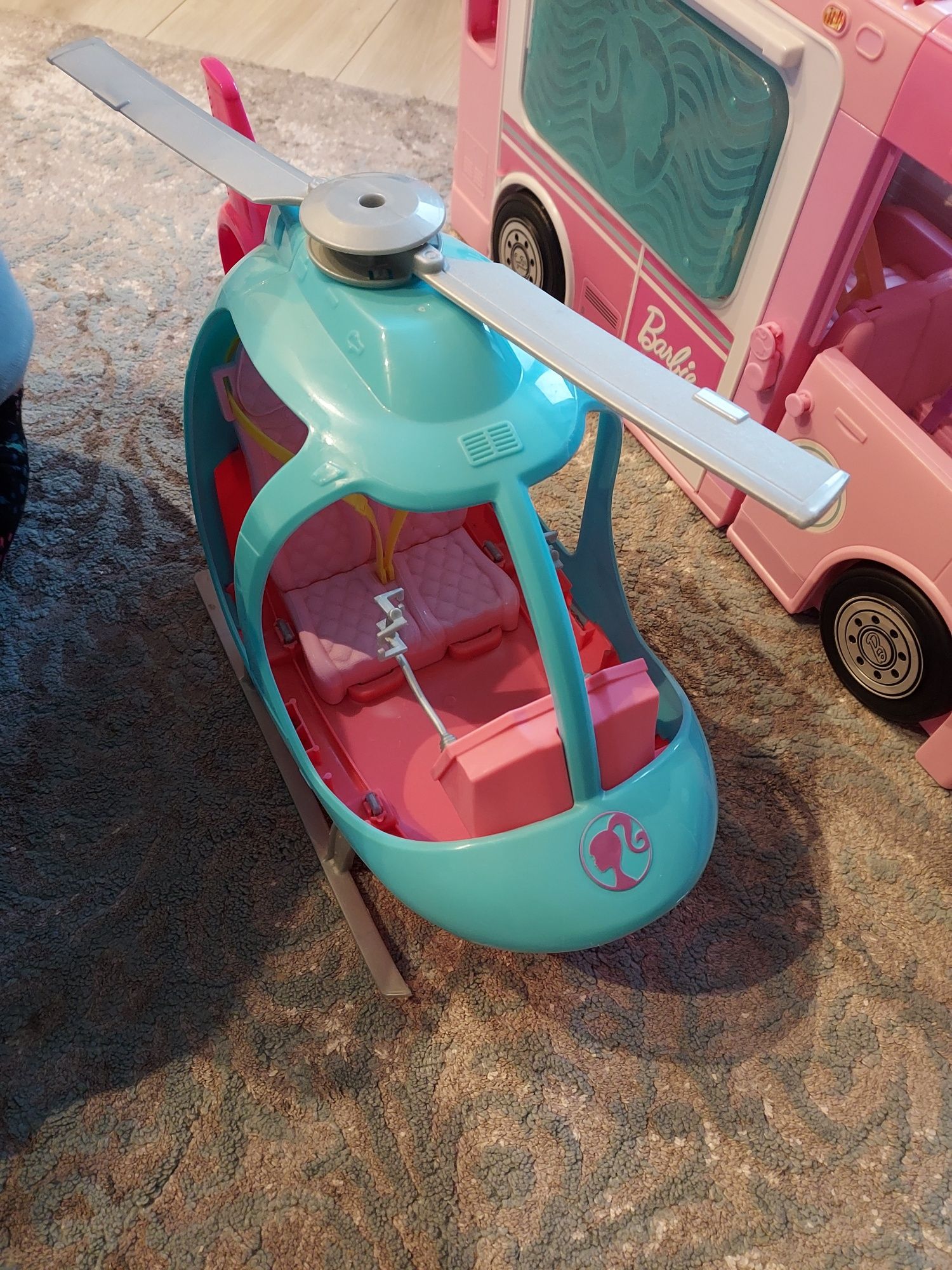 Kamper food truck karetka helikopter barbie