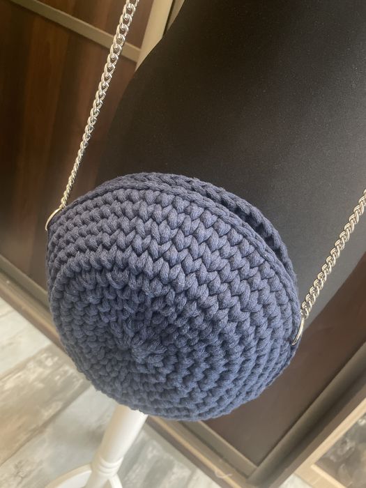 Recznie szydelkowana torebka z lustrzaną bazą.