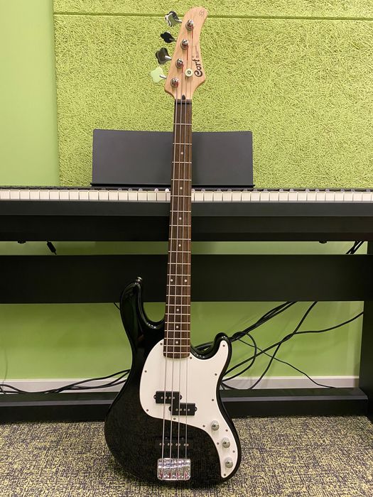 Бас гітара “ Cort “ майже як нова