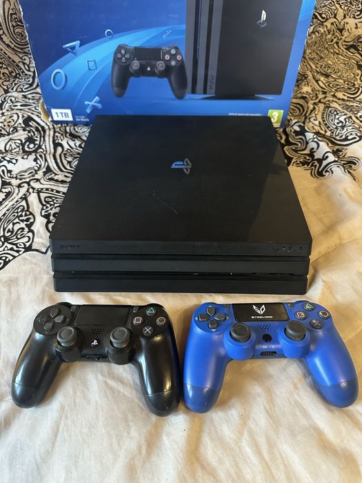 PS4 pro 1tb, 2 pady, halla, 2 gry