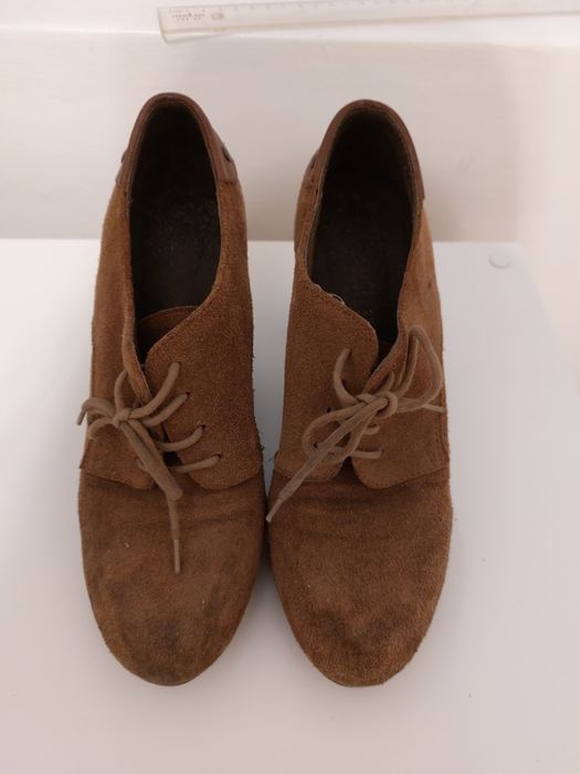 Sapatos de salto de camurça