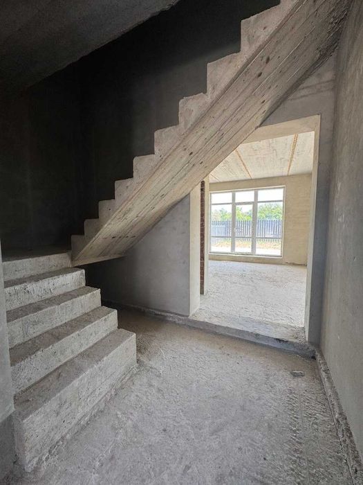 Продається Дуплекс готовий до ремонту з гаражем та бічною ділянкою