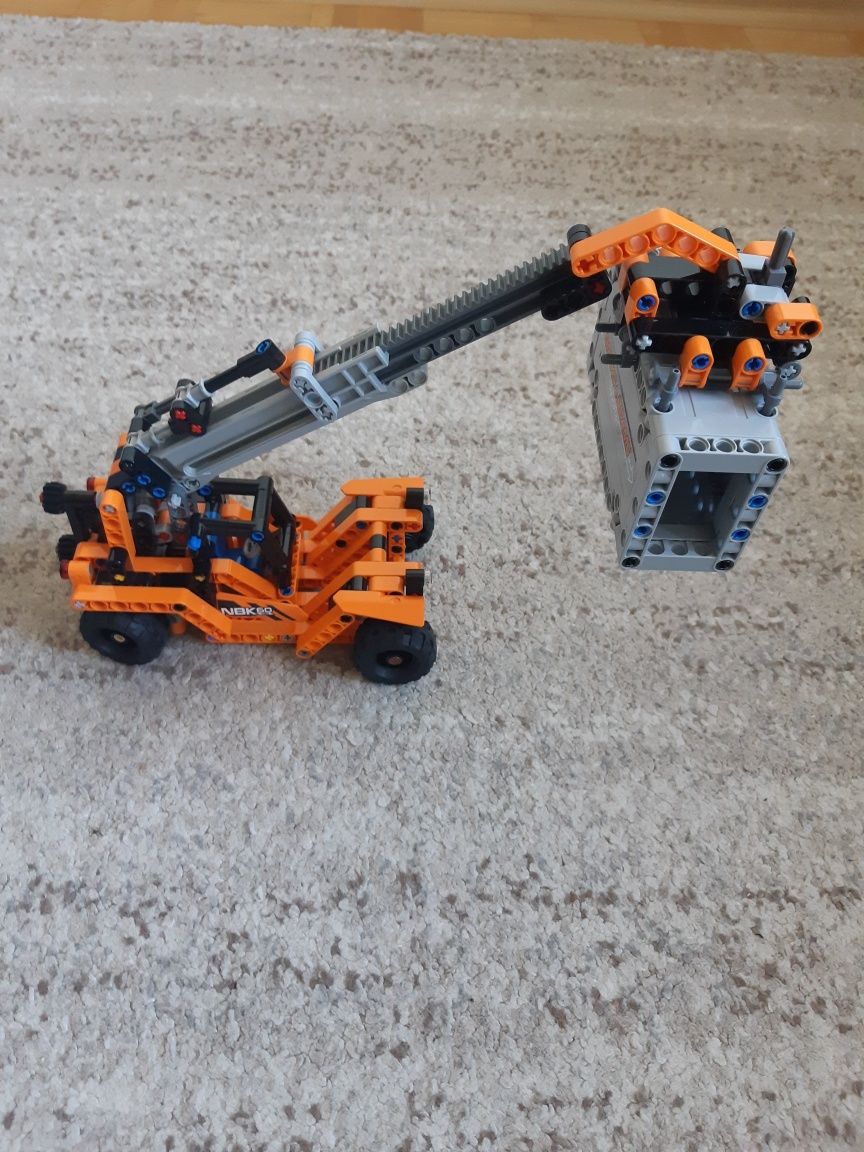 Plac przeładunkowy LEGO Technic 42062