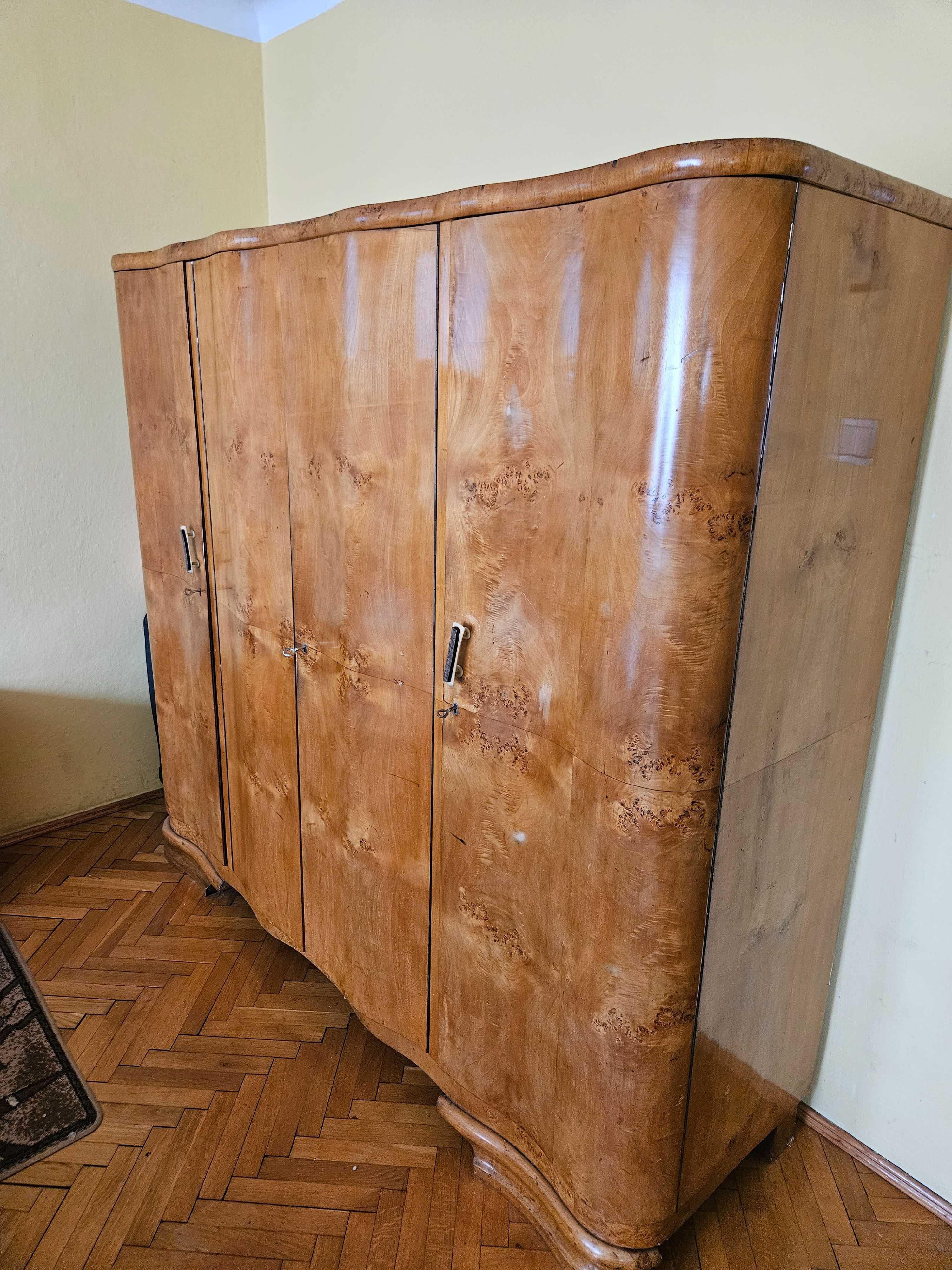 Duża szafa z litego drewna