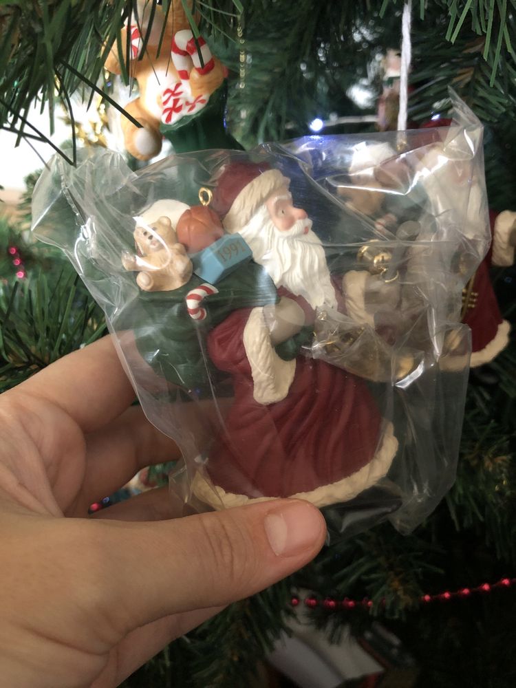 Іграшка на ялинку Санта з подарунками 1991 року від Hallmark