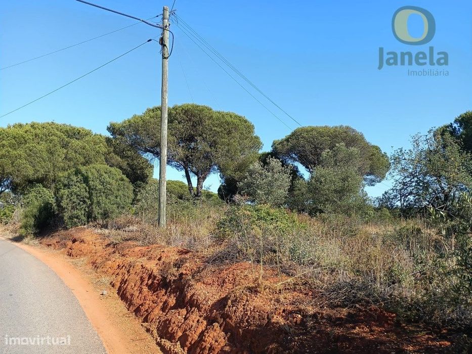 Terreno rústico com bom acesso, perto de Quarteira