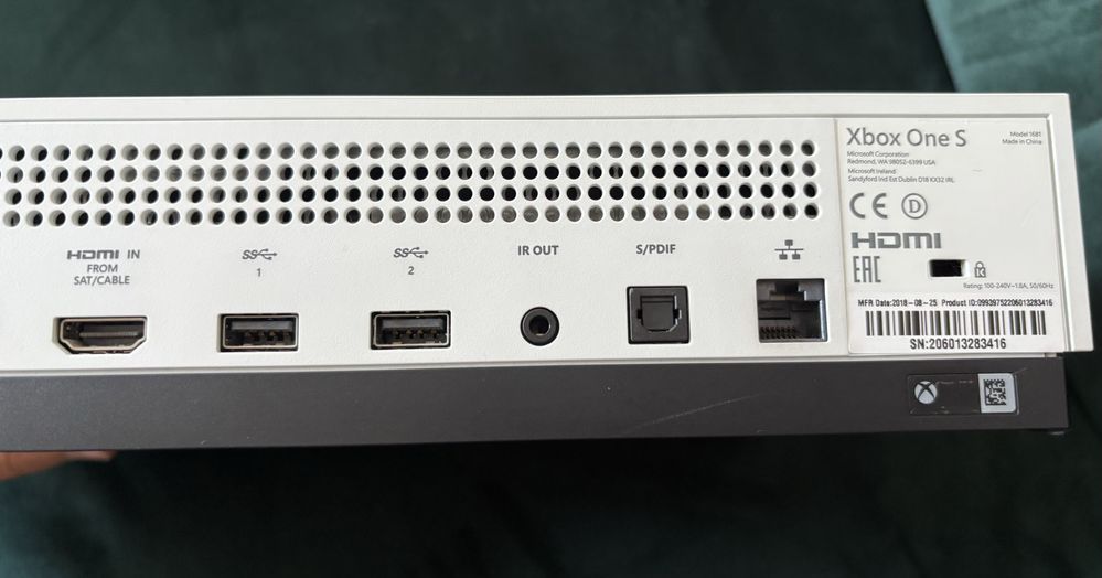 Xbox One S + 2 pady i 3 gry