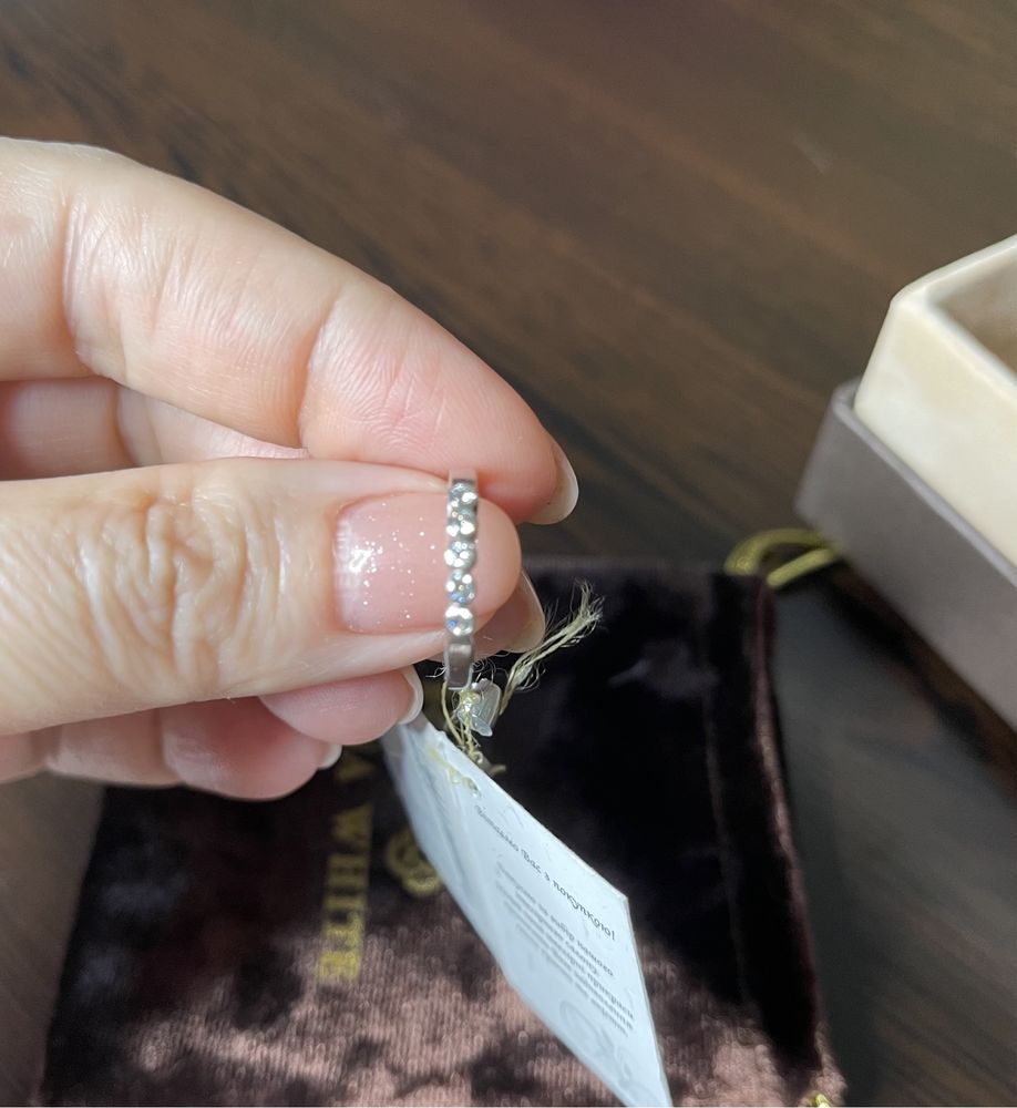 Кольцо с бриллиантом в белом золоте, размер 16, цена 12000.