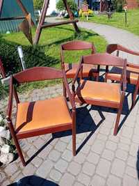 Cztery krzesła marki Thonet.