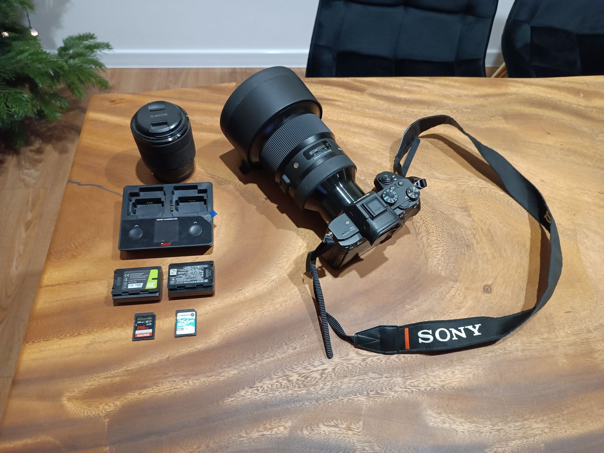 Sony alfa Q7iii  z 2ma obiektywami