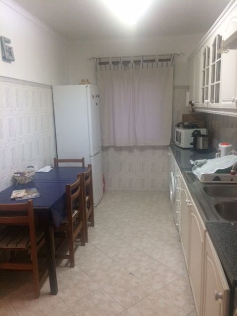 Vende-se Rés-do-Chão Independente em Moradia Geminada – Abrantes