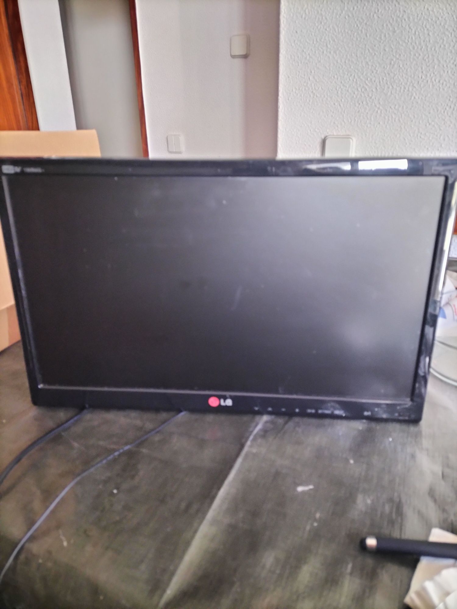 TV LG pequena, modelo 19MN43D-PZ de 2013