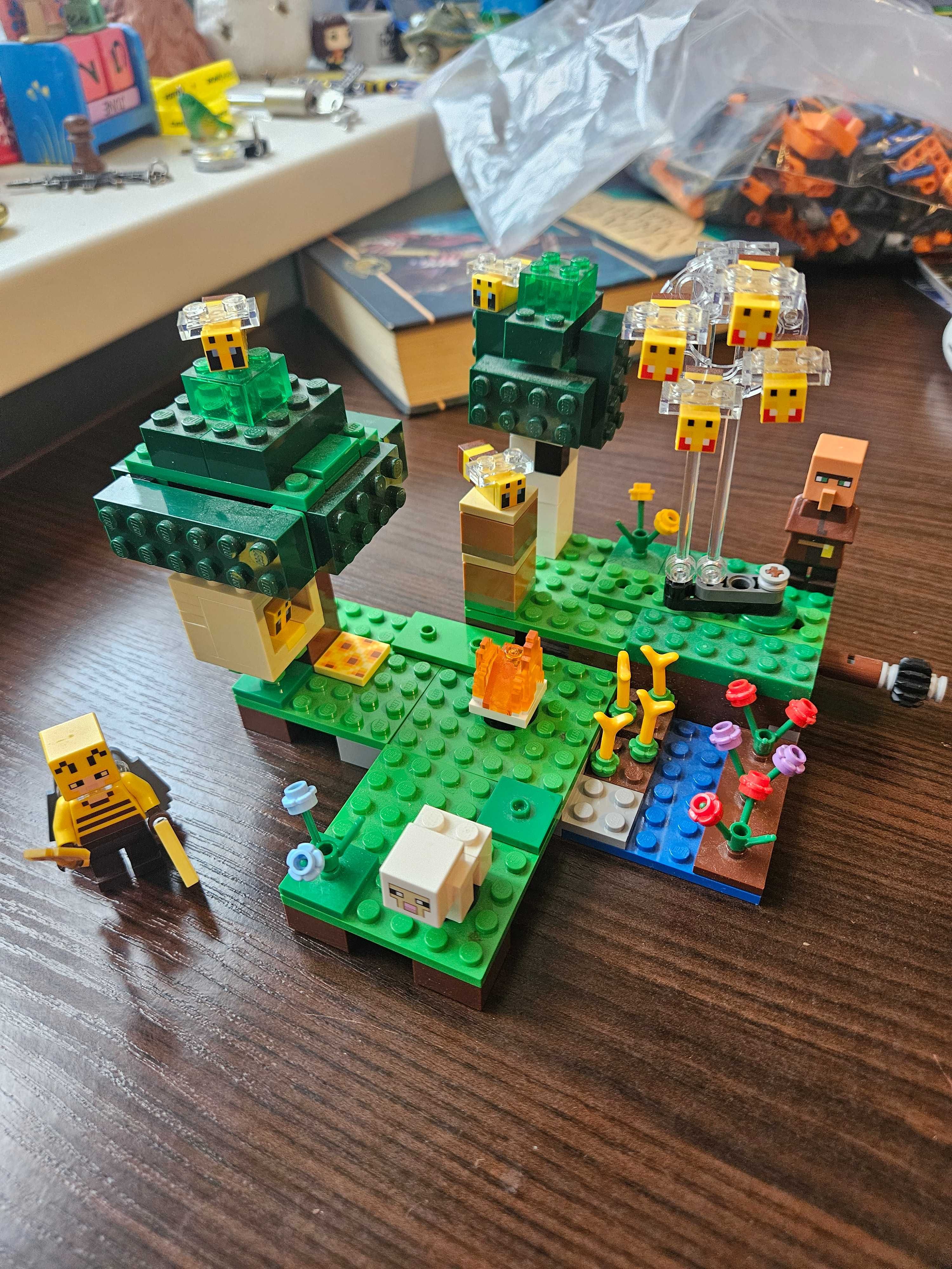 Lego 21165 Конструктор Minecraft 400 деталей "Бджолина ферма"