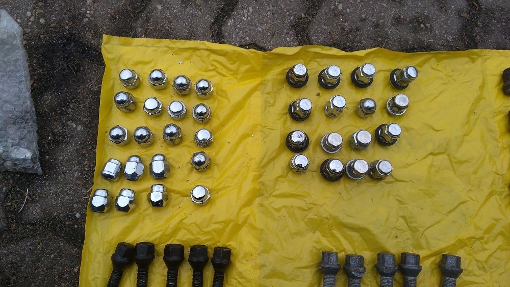 Śruby , Nakrętki do felg Honda, Chrysler, Toyota, Ford, Audi, Vw itd.