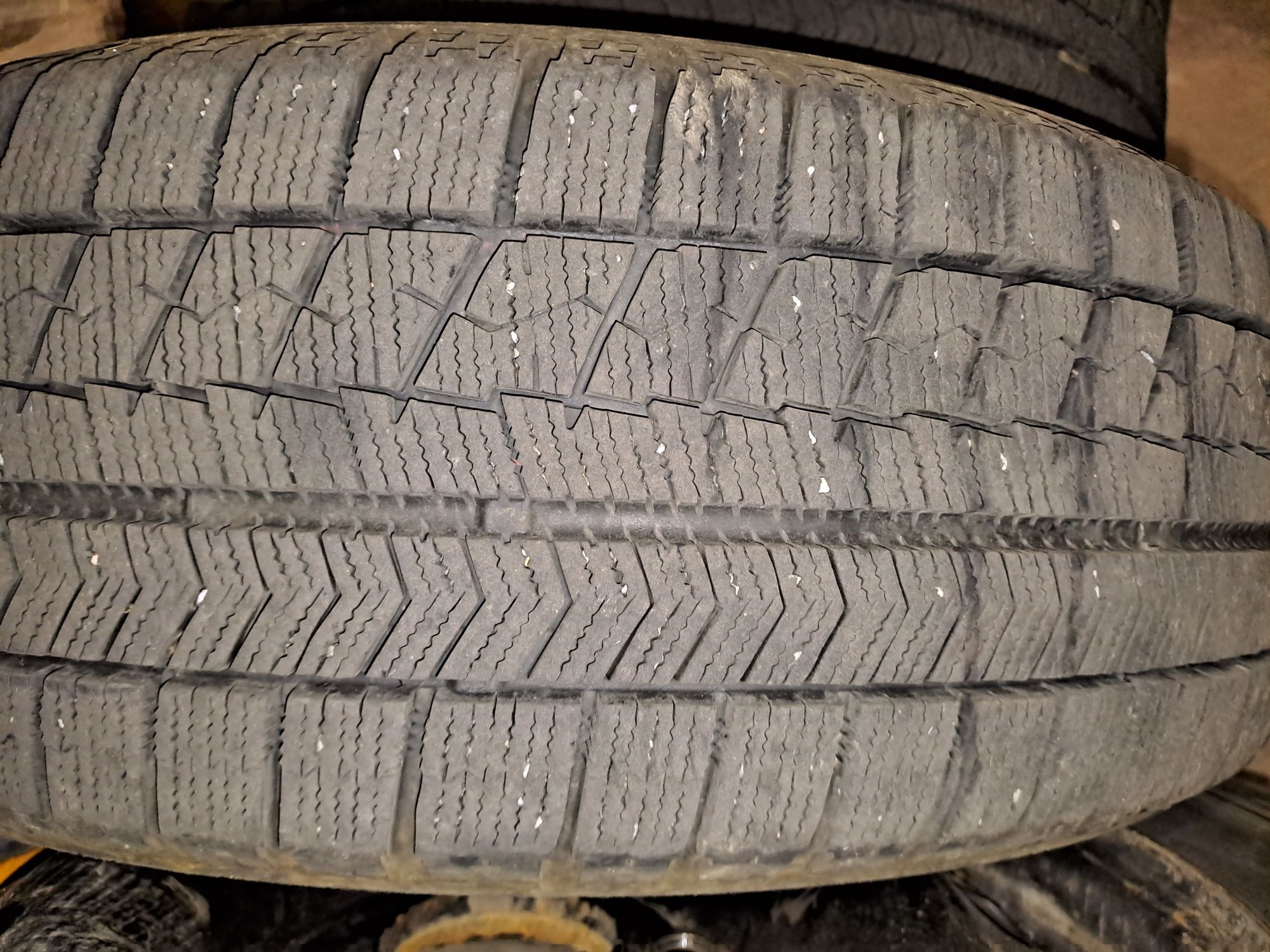 Продам зимові шини Bridgestone Blizzak VRX 2021 року на дисках