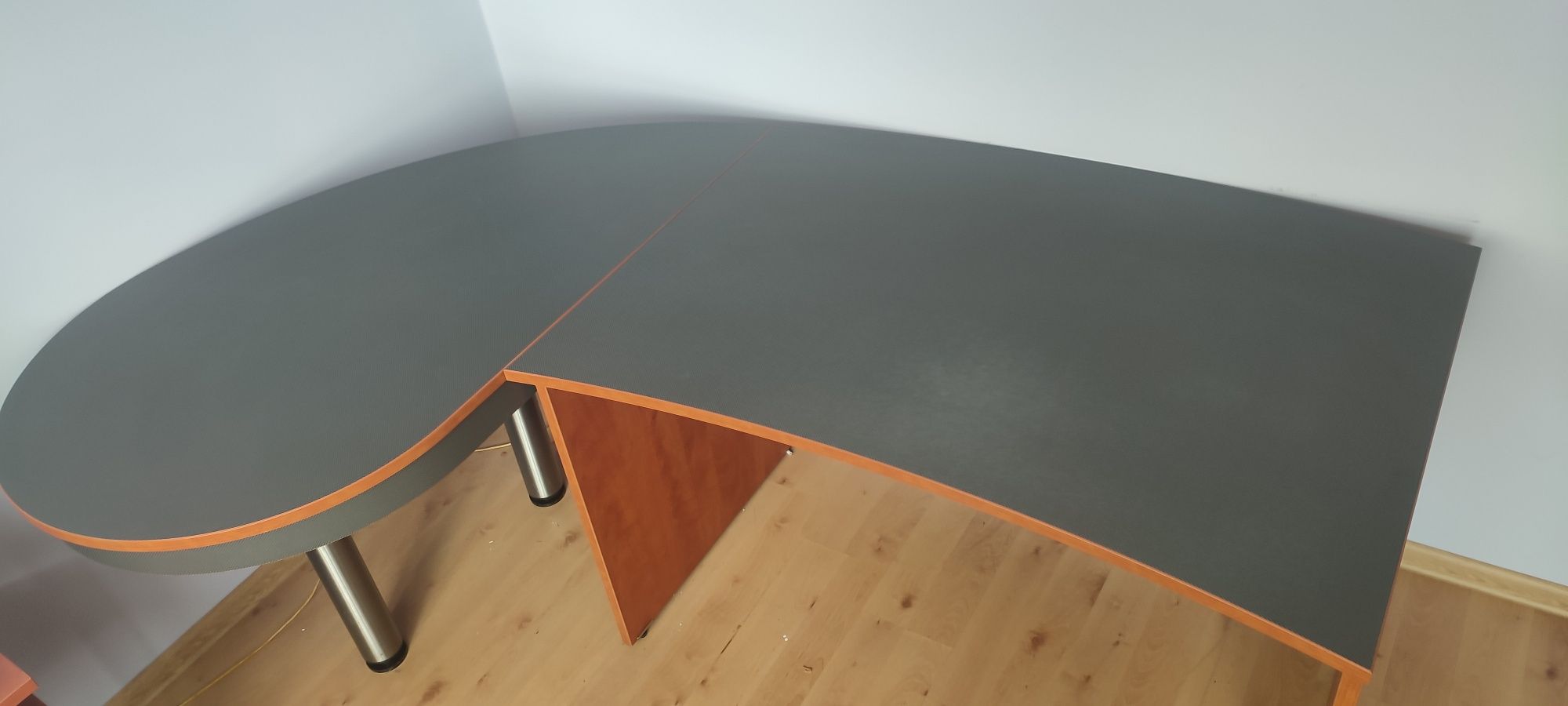 Używane duże biurko.