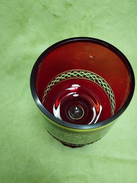 Бокалы из красного рубинового стекла