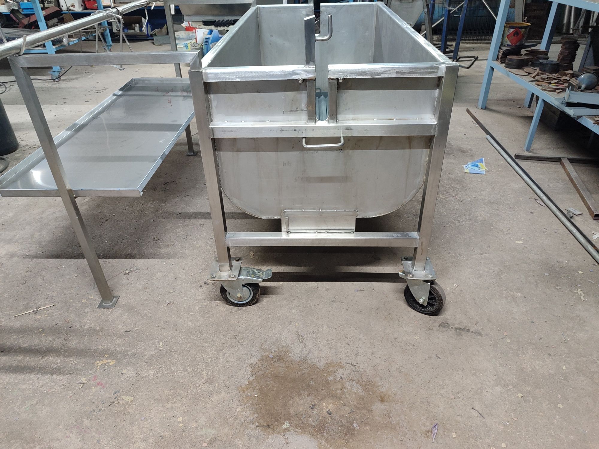 Churrasqueira inox para porco no espeto