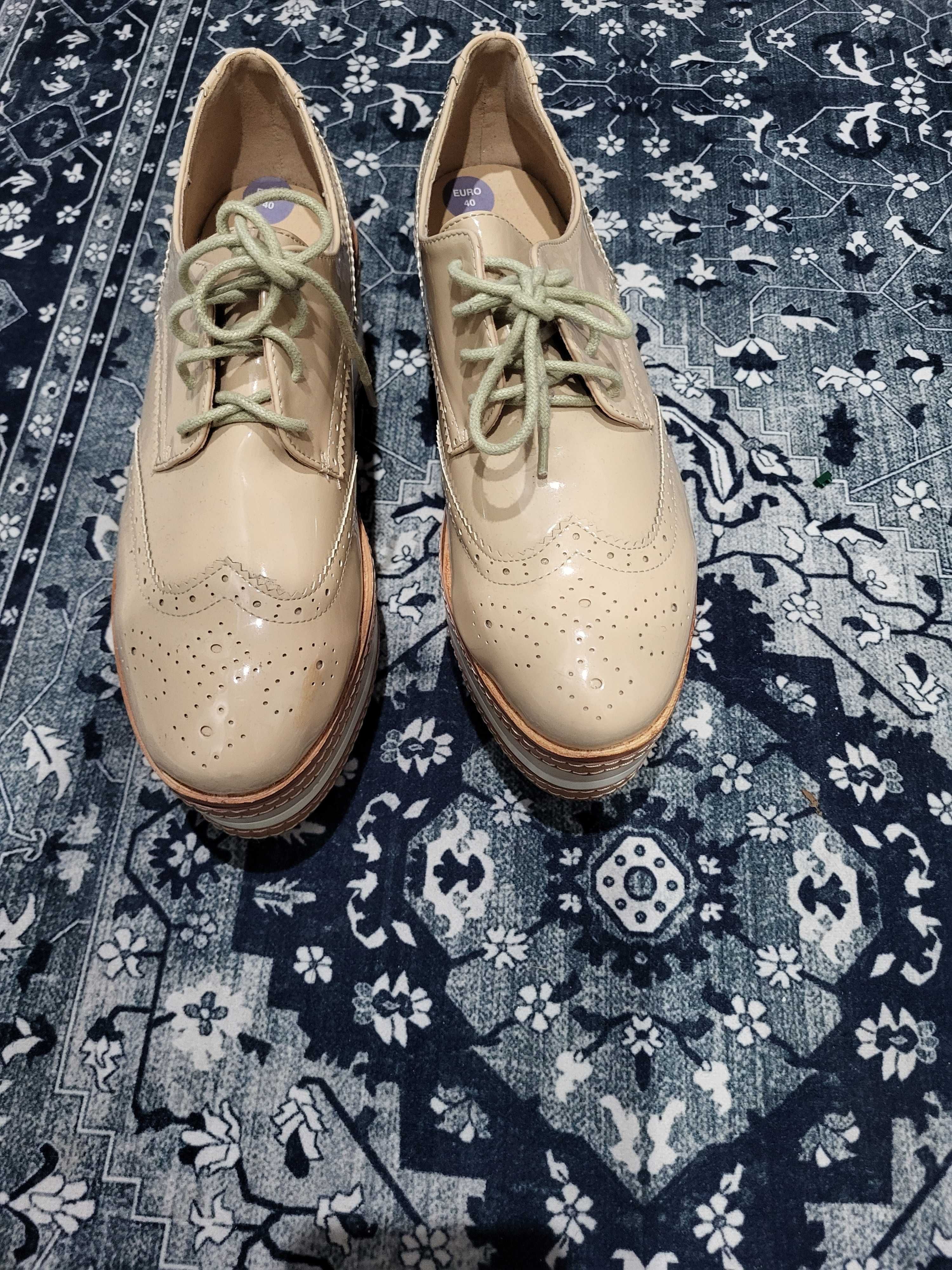 Buty na wysokiej koturnie