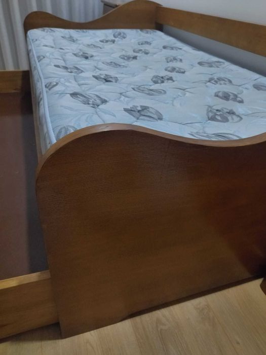 Conjunto quarto: Cama de solteiro com gavetão + mesinha + camiseiro