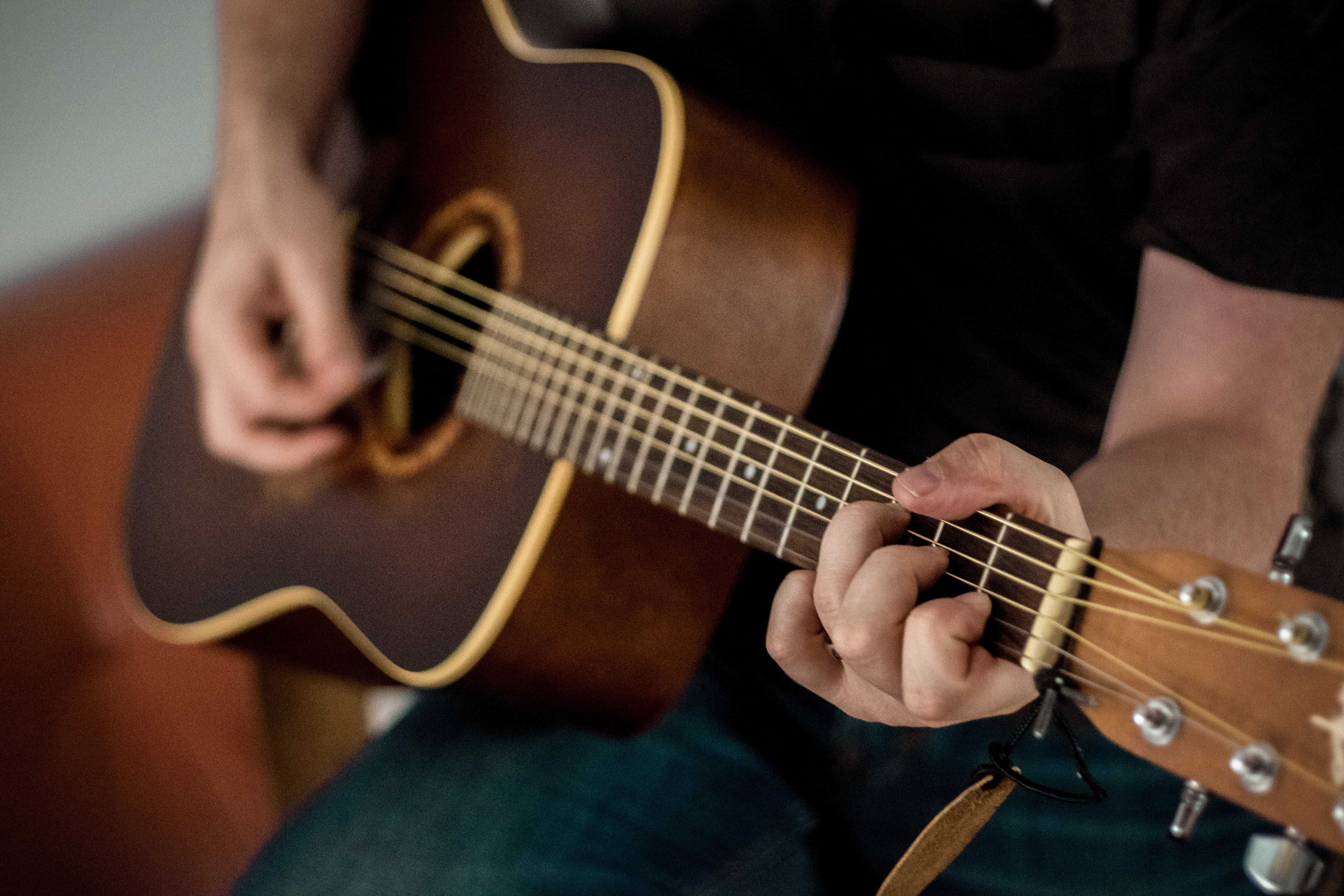 Lekcje gry na gitarze (Stacjonarnie, z dojazdem)