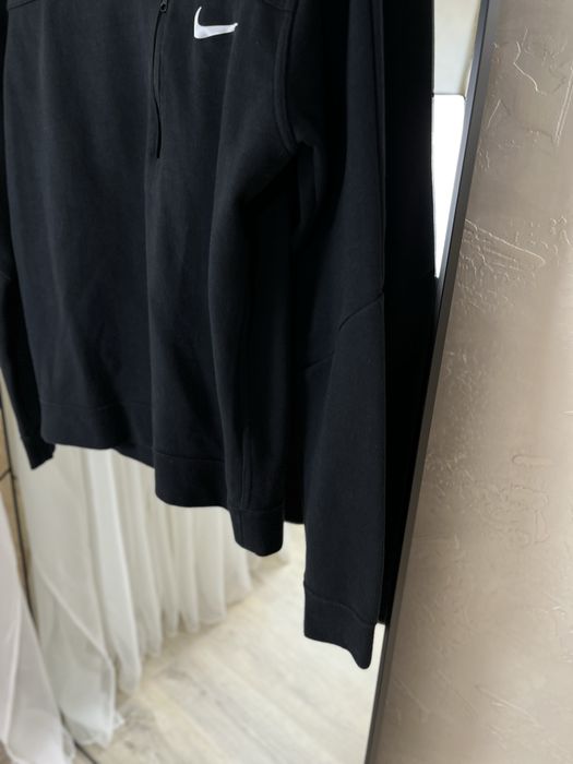 Nike Sportswear Tech: Світшот з кишенею на блискавці та Swoosh