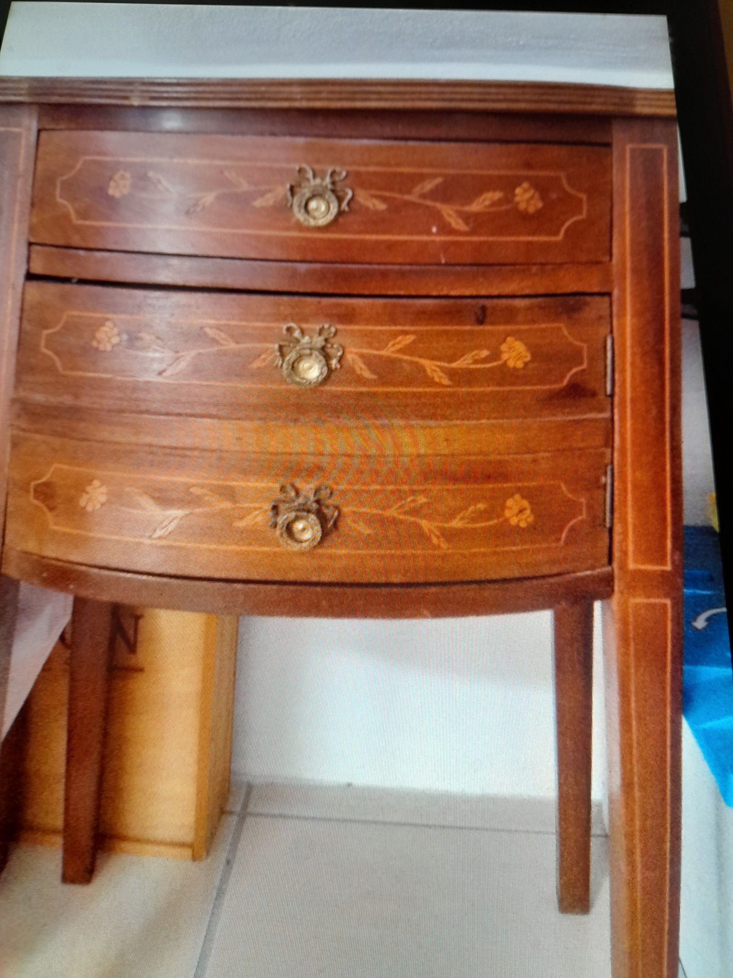 Mesa de cabeceira e comoda