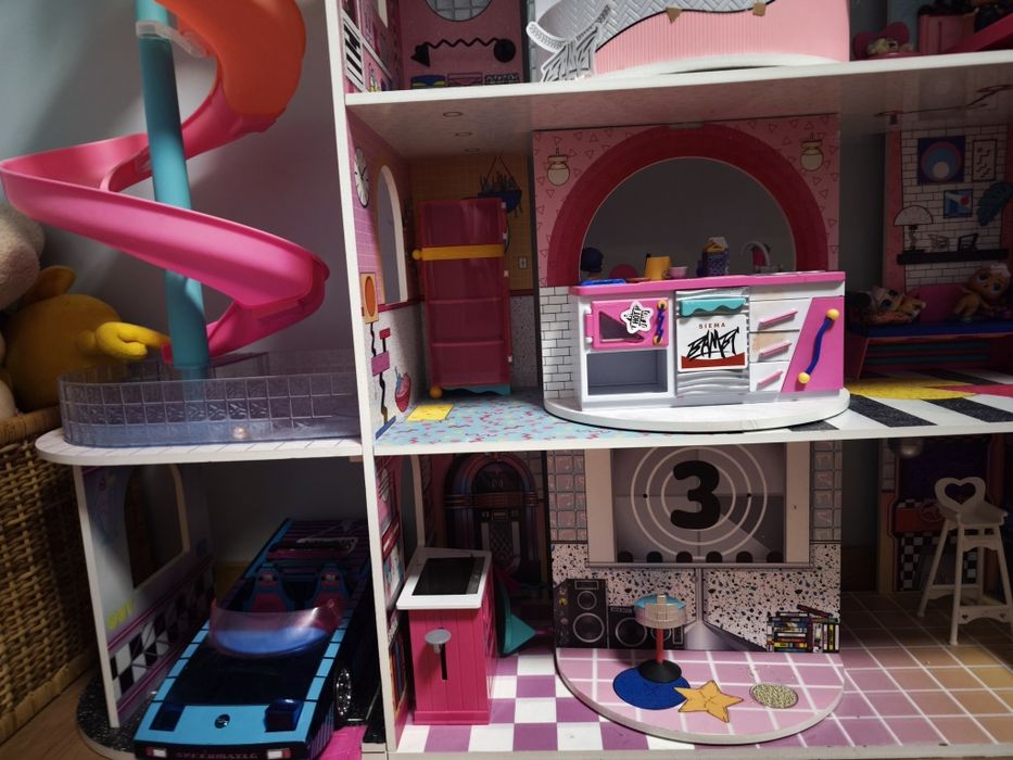 Domek LOL Suprise OMG ze zjeżdżalnią, windą i samochodem