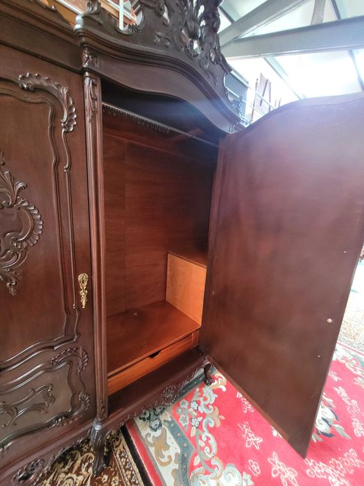 Imponente roupeiro antigo em madeira maciça - Muito b