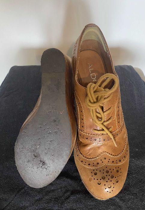 Sapatos em pele de cunha marca Aldo
