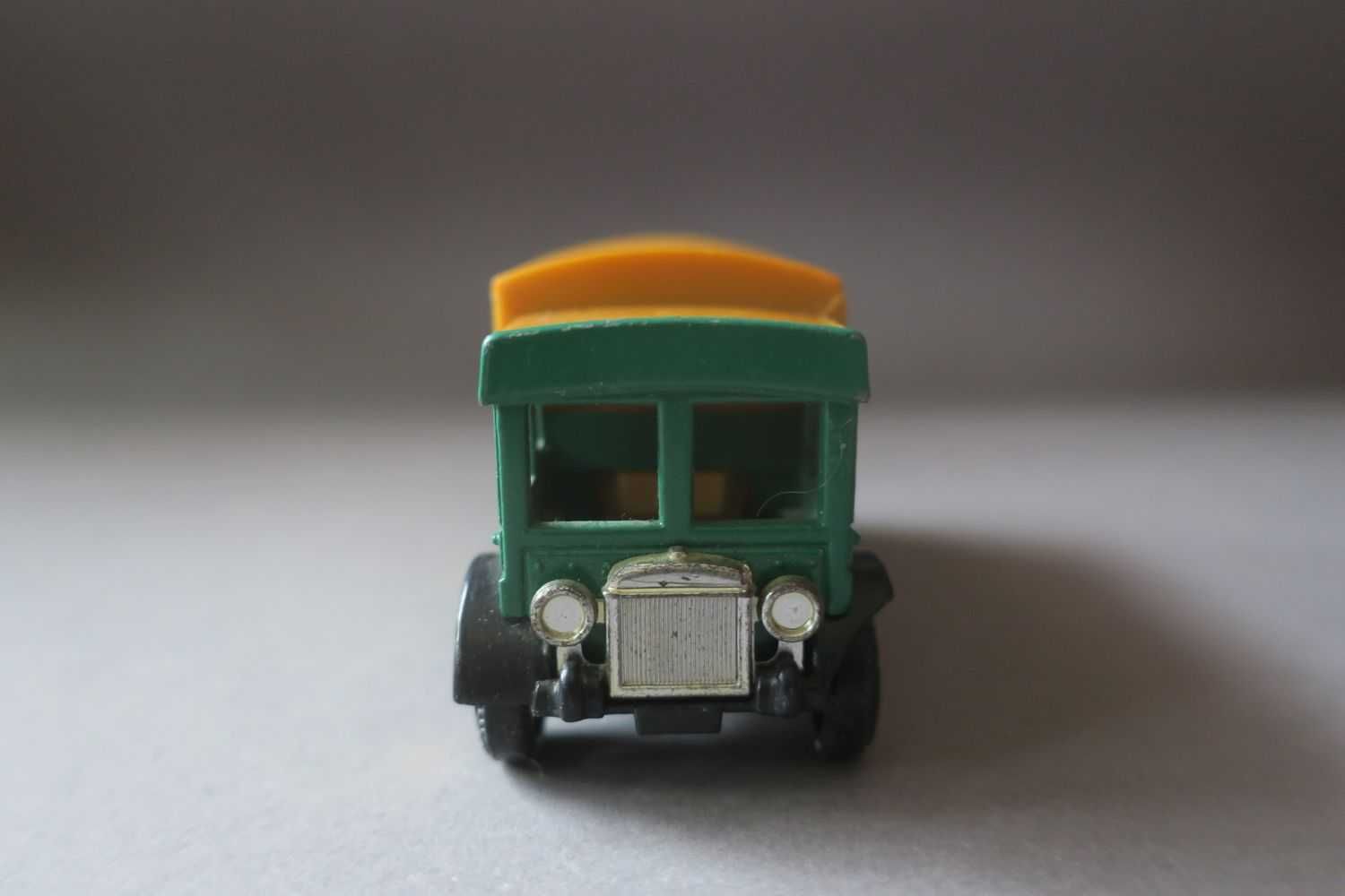 Kolekcjonerskie auto ciężarówka A.E.C Van 1:43 retro auto