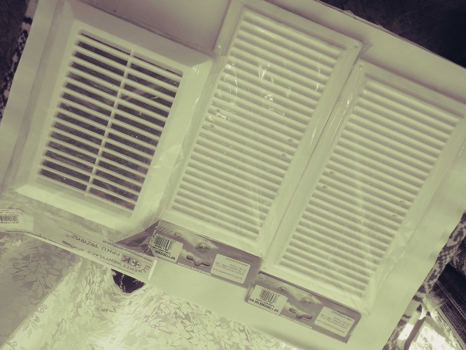 Kratki wentylacyjne z siatką plastik.+kratka wentylacyjna z nierdzewki