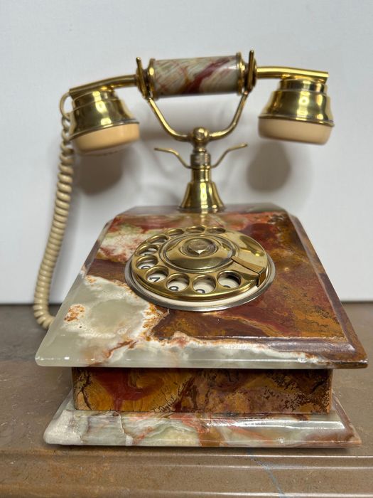 Телефон из оникса