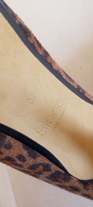 Sapatos de salto alto tigresa em camurça Marca Blanco Shoes