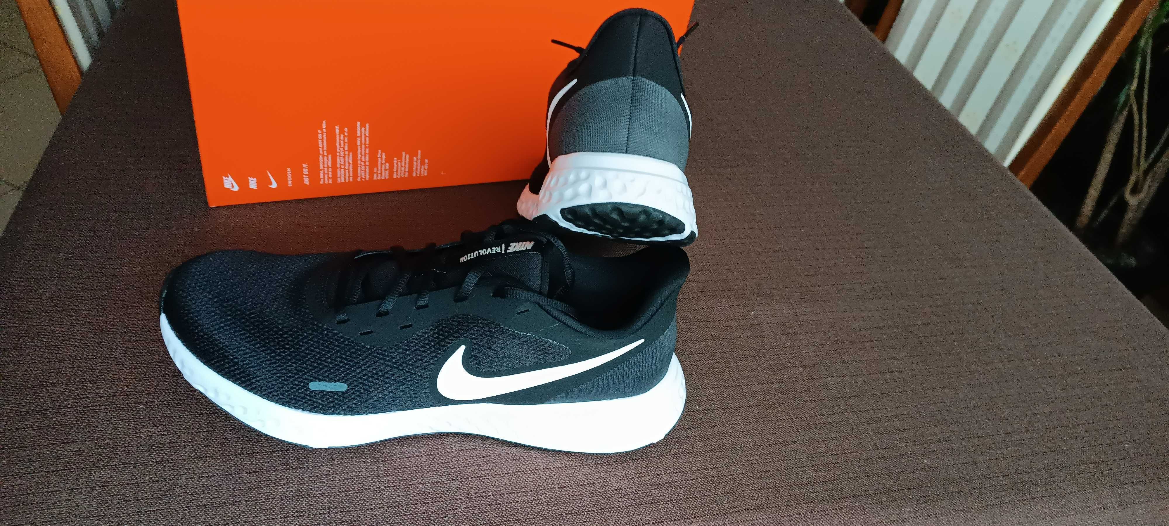 (r. 46) Nike Revolution 5 Black/White kod Nike BQ3204,-002