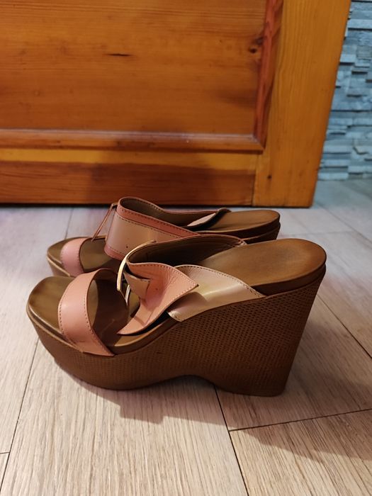 Шкіряні шльопки на танкетці