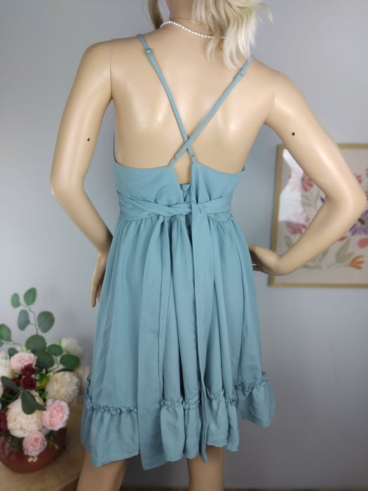 Elegancka sukienka wiązana na plecach rozkloszowana falbany koktajlowa