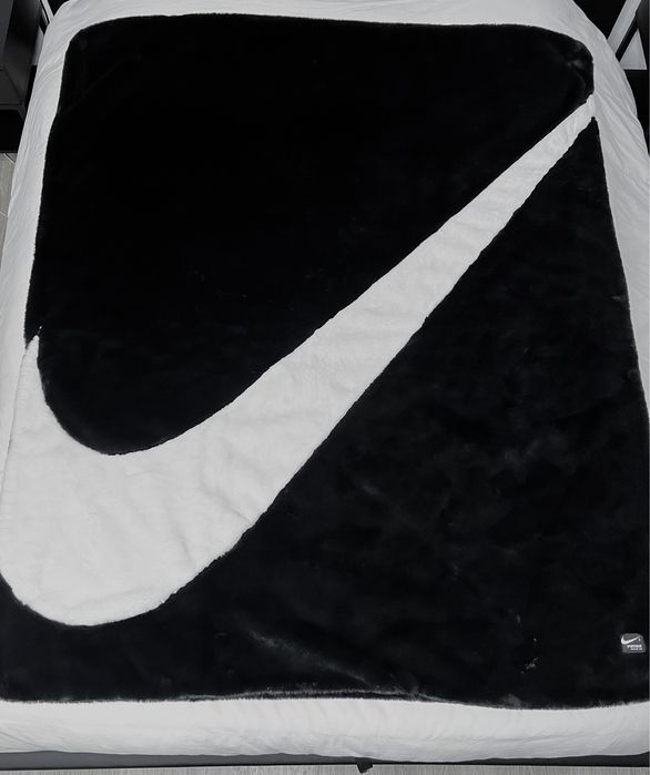 Nike swoosh faux fur blanket black / cobertor da nike